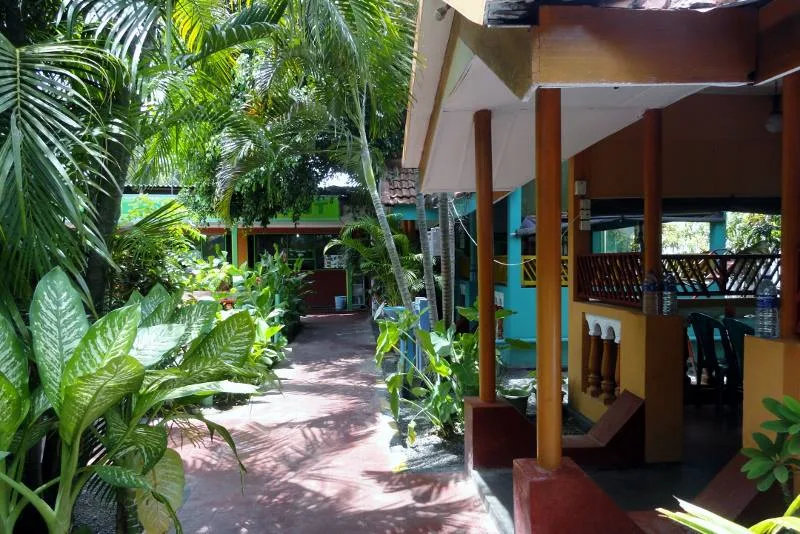 Horowapothana Road - Royal Garden Guest House